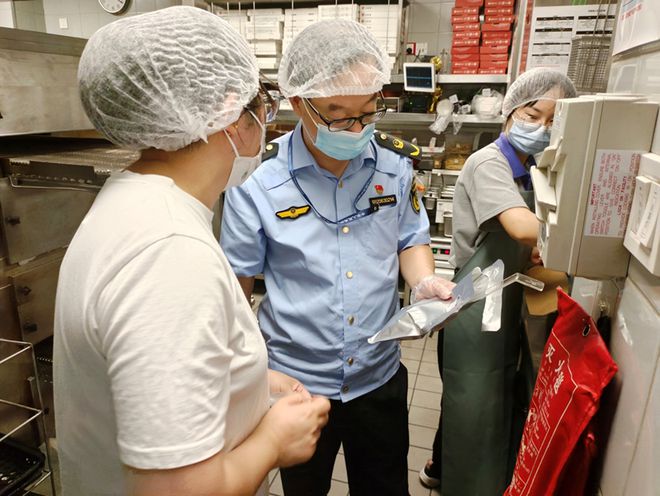 食品安全監(jiān)管再升級 多地市場監(jiān)管部門突擊檢查必勝客，無錫兩店被立案調查