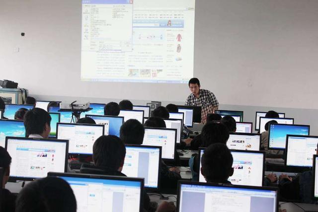 大專畢業(yè)“高薪”專業(yè)盤點(diǎn) 計(jì)算機(jī)技術(shù)培訓(xùn)助力就業(yè)